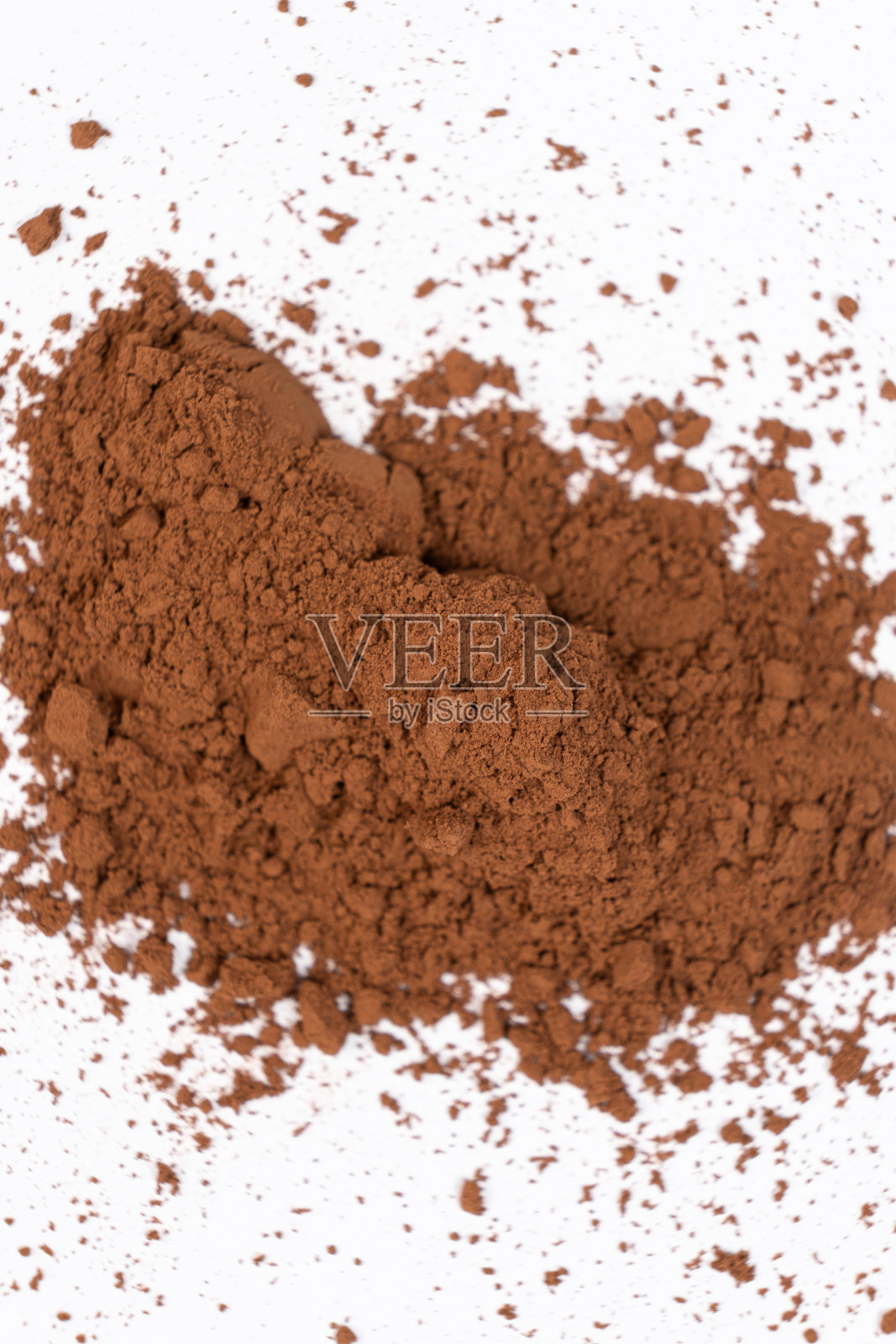 可可粉散落在白色的背景上照片摄影图片
