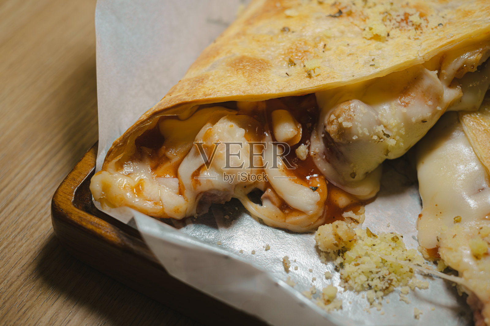 墨西哥玉米饼配肉和融化的奶酪照片摄影图片