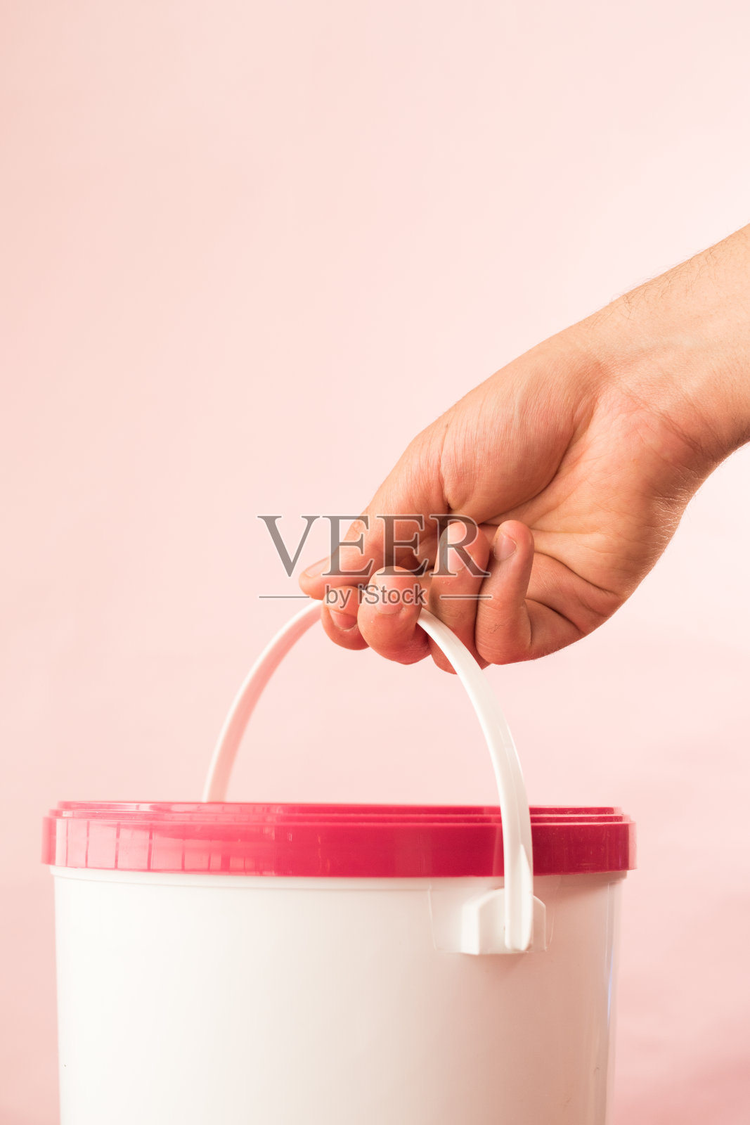 手拿白桶照片摄影图片