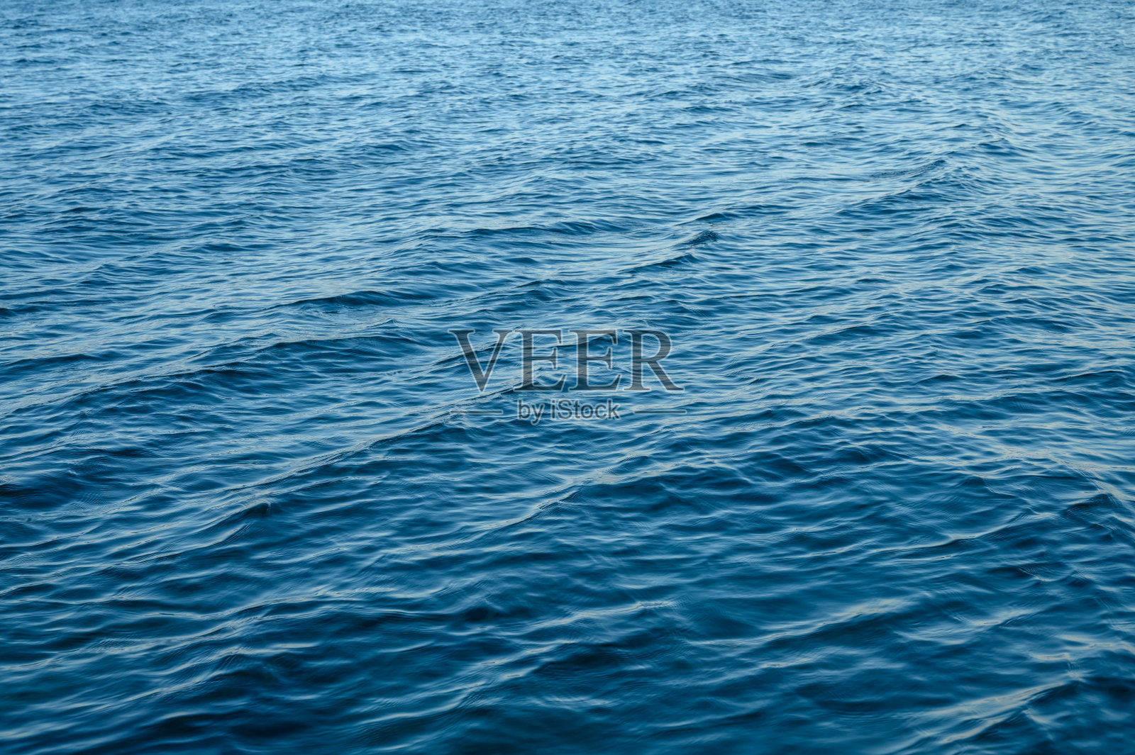 通过豪华游泳池的地板、底部和表面之间的观景口和蓝色的海水照片摄影图片