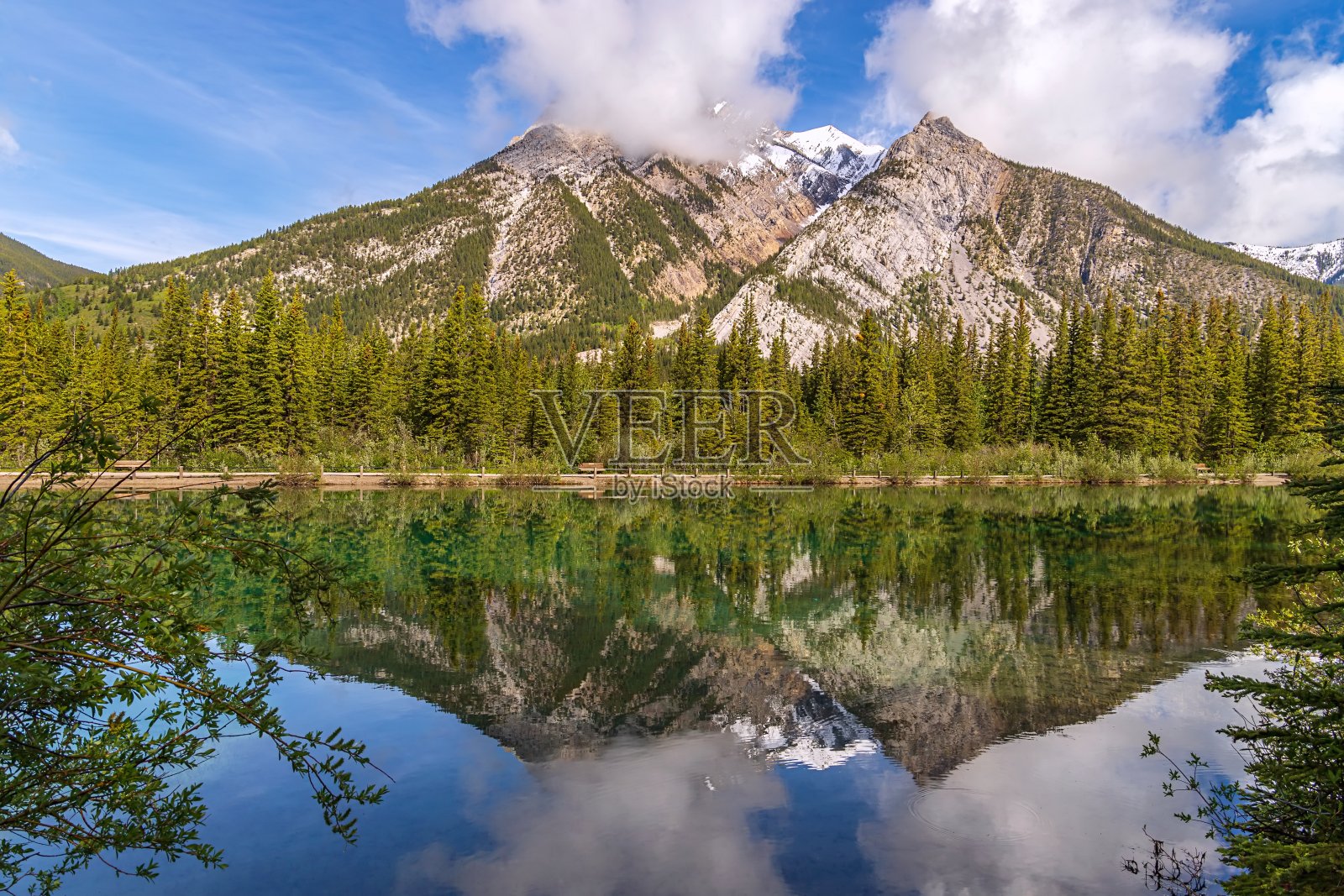 洛雷特山池塘上的倒影照片摄影图片