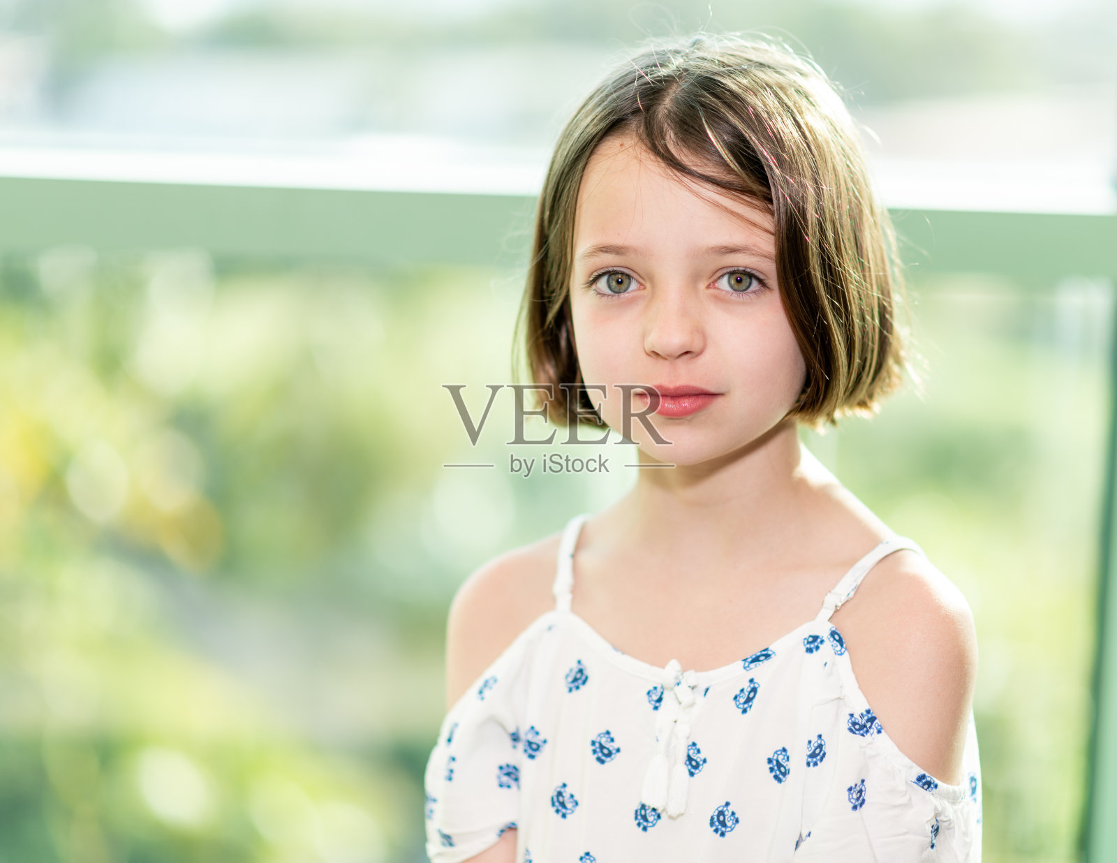 微笑的短发女孩的特写肖像照片摄影图片