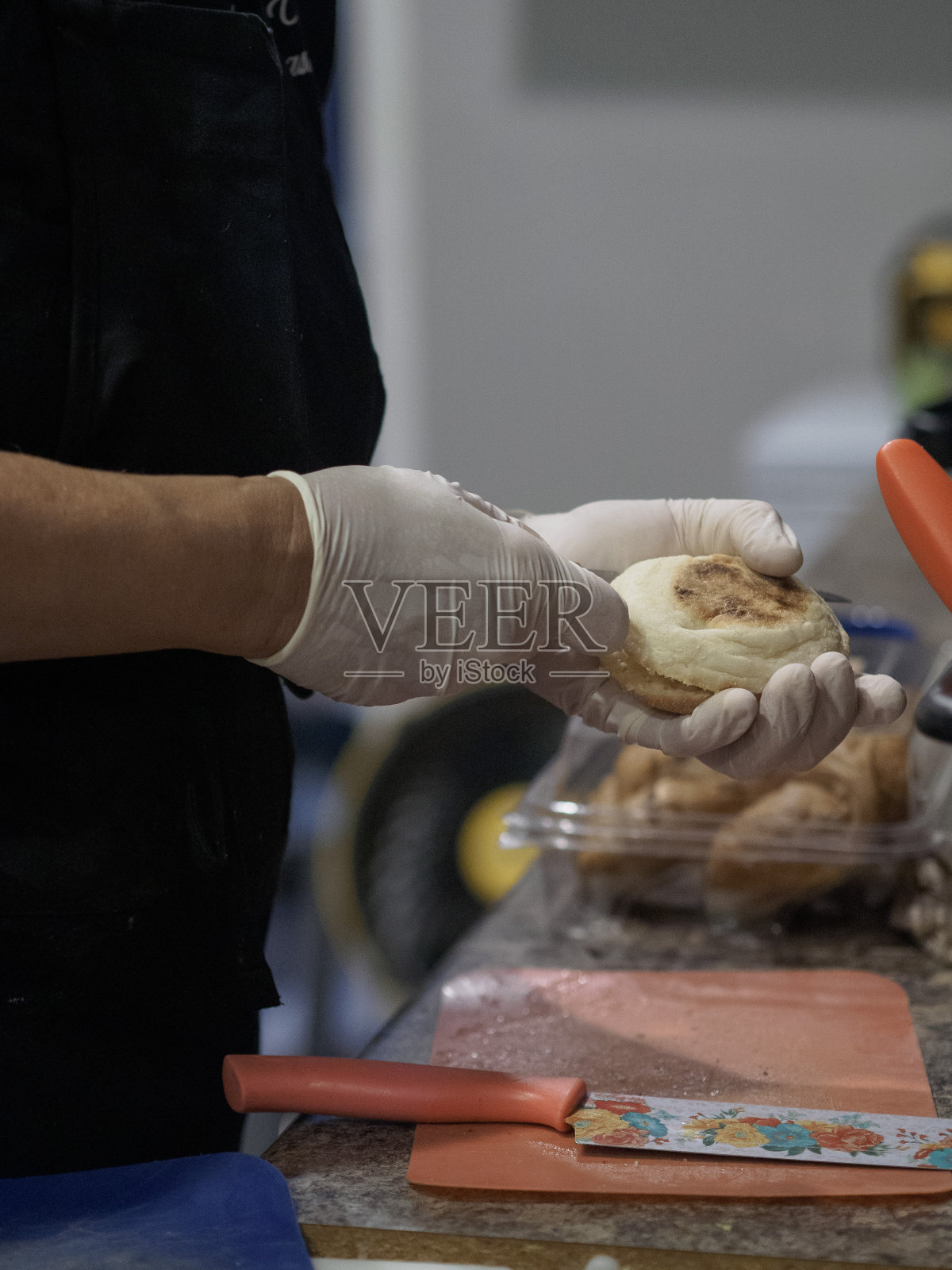 “戴着手套的手在准备区烧烤食物”照片摄影图片