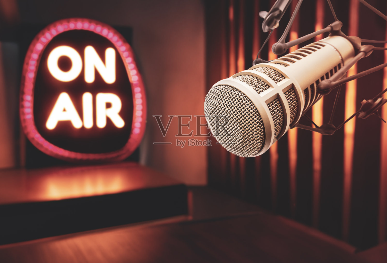 专业麦克风和空中标志照片摄影图片