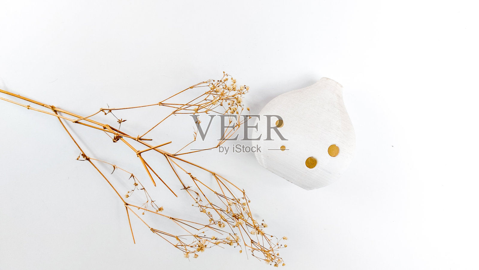 带有干花的白色陶笛照片摄影图片