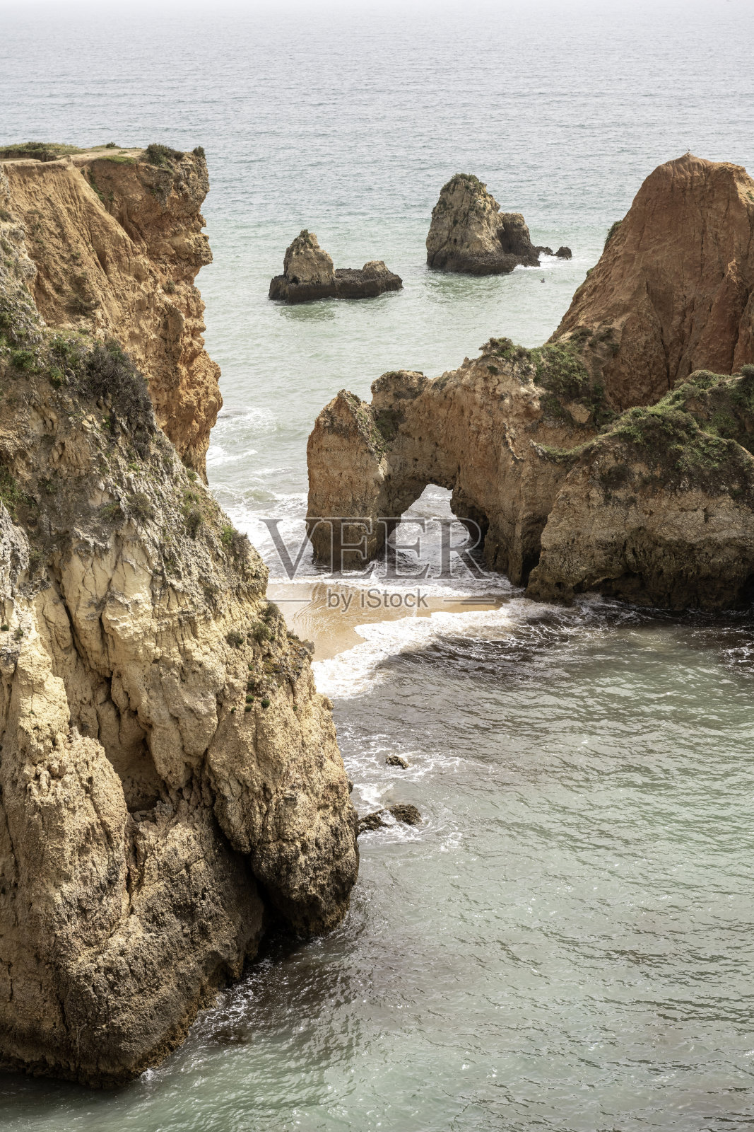葡萄牙卡米洛海滩的海岸悬崖和海蚀柱照片摄影图片