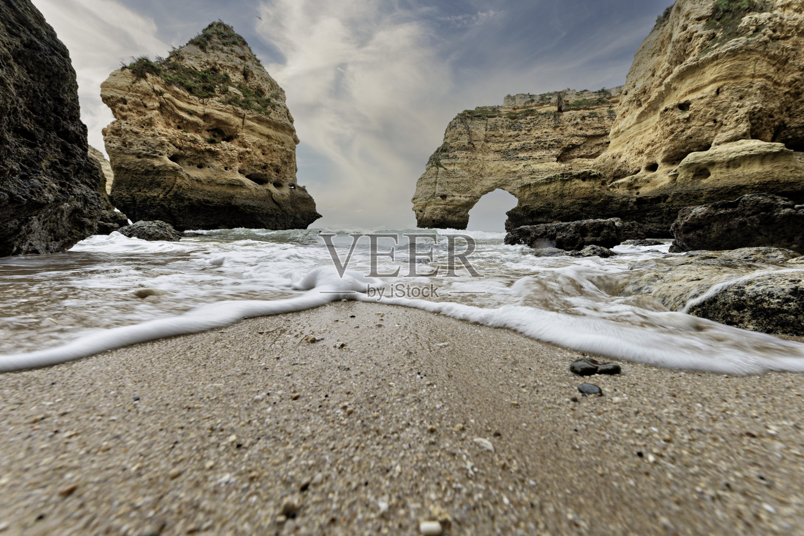 葡萄牙马里尼亚海滩的岩石露头照片摄影图片