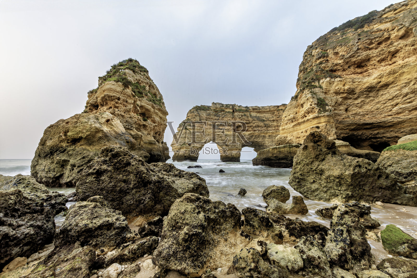 葡萄牙马里尼亚海滩的岩石露头照片摄影图片