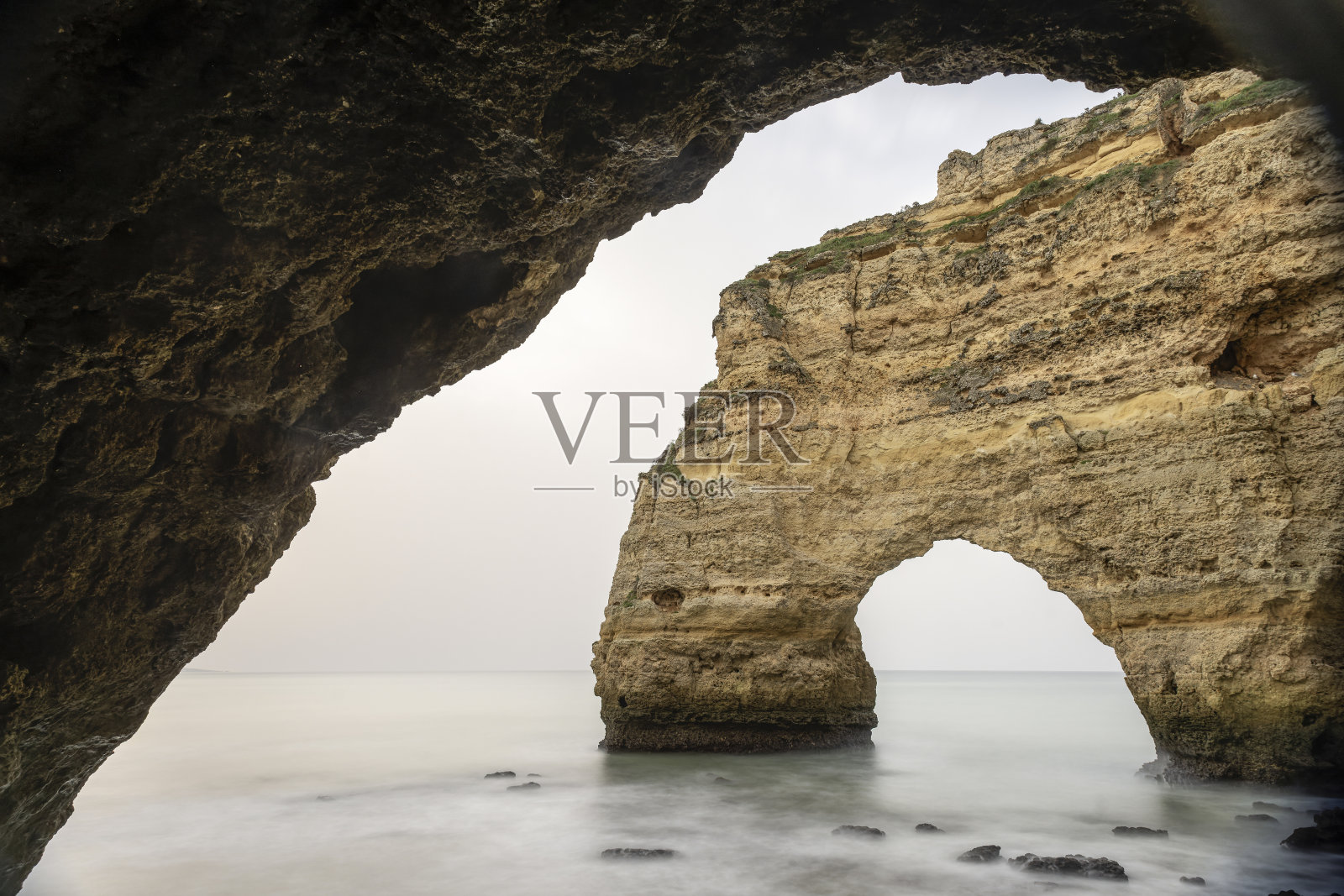 葡萄牙马里尼亚海滩的岩石露头照片摄影图片