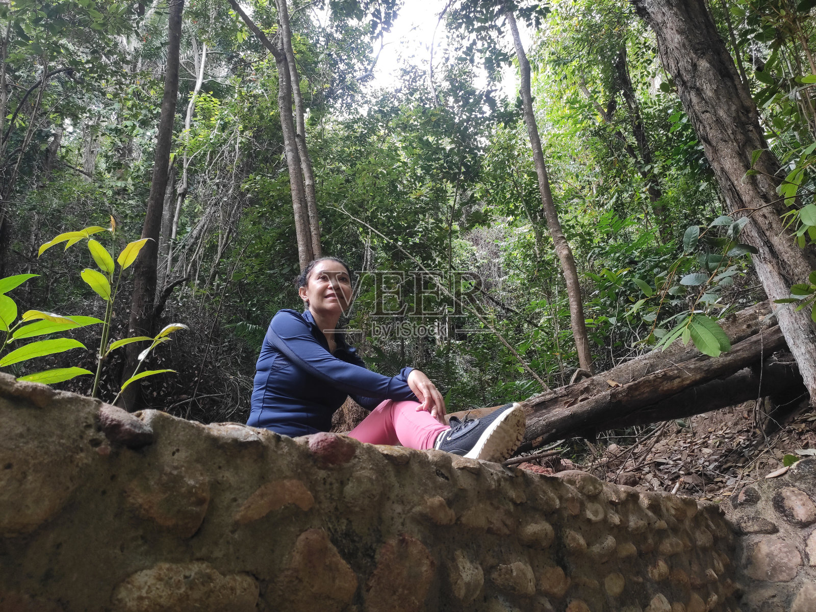 一个被大自然的魅力所吸引的生态友好型游客照片摄影图片