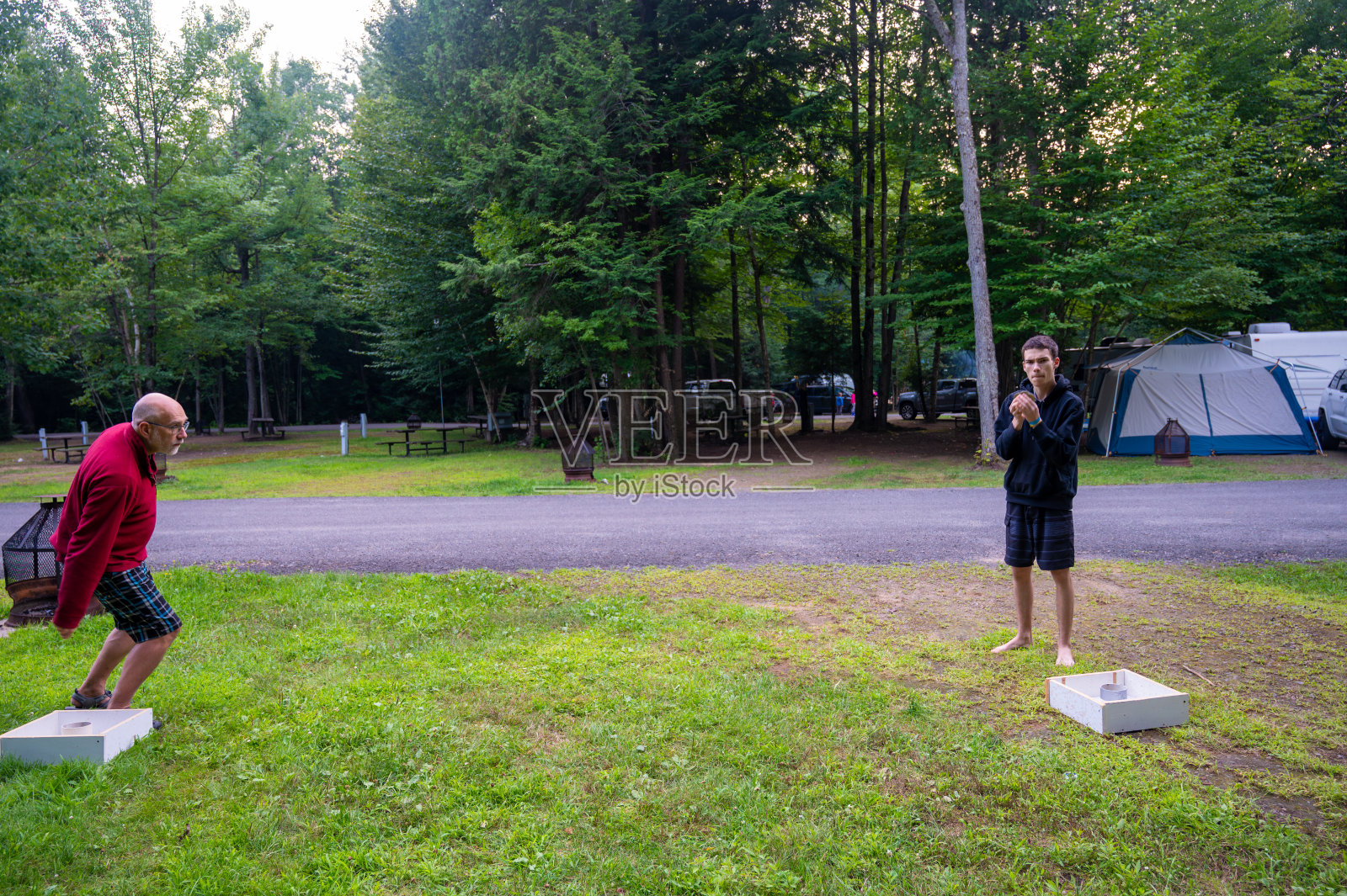 父子俩玩掷洗衣机游戏照片摄影图片