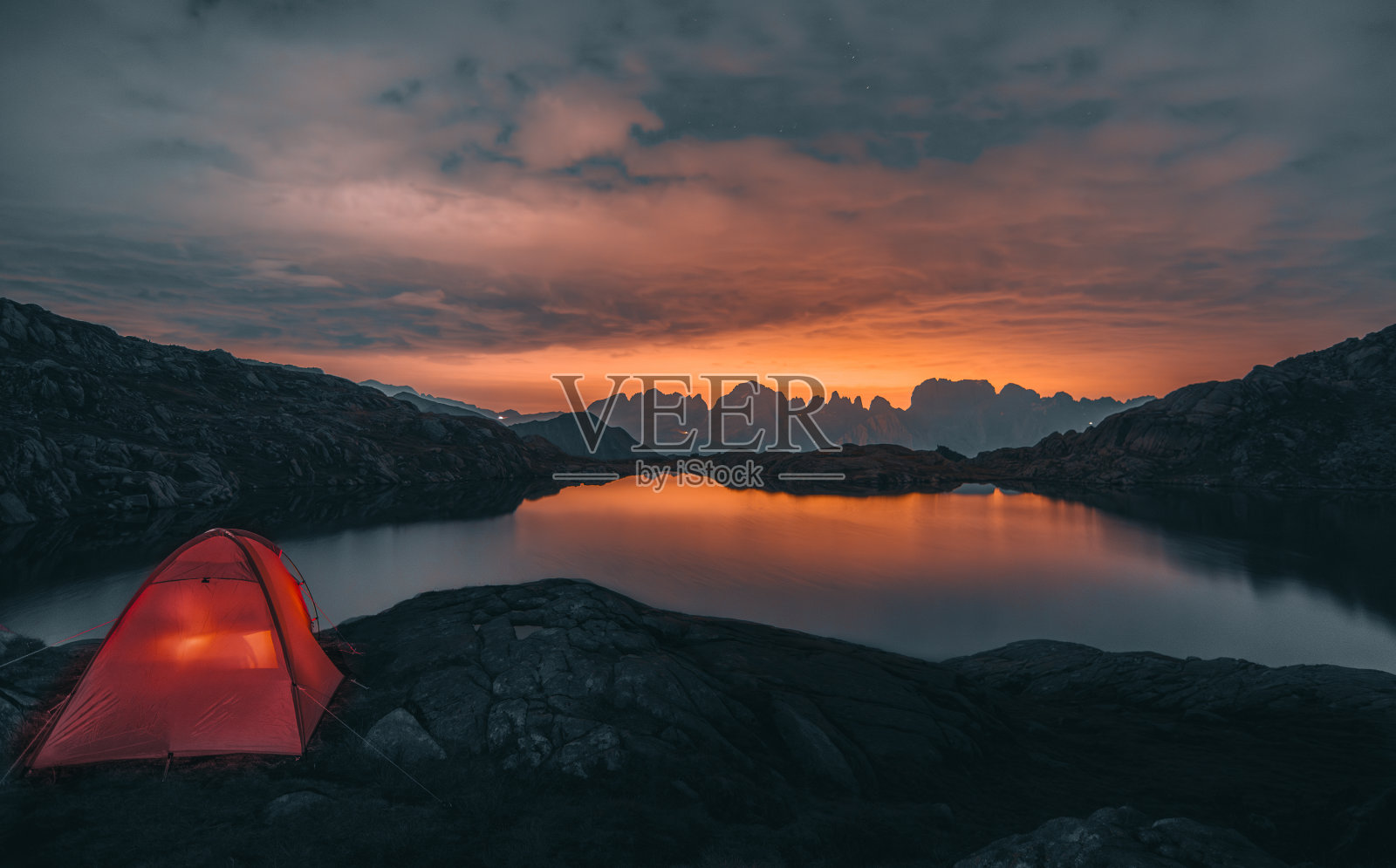 意大利多洛米蒂，尼禄湖令人难以置信的晨光，前景是一个露营帐篷照片摄影图片