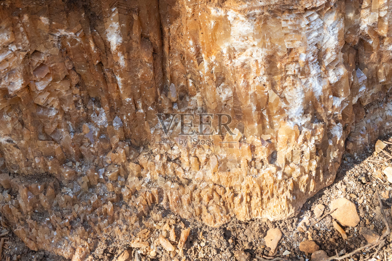 自然阳光下结晶方解石的形成照片摄影图片