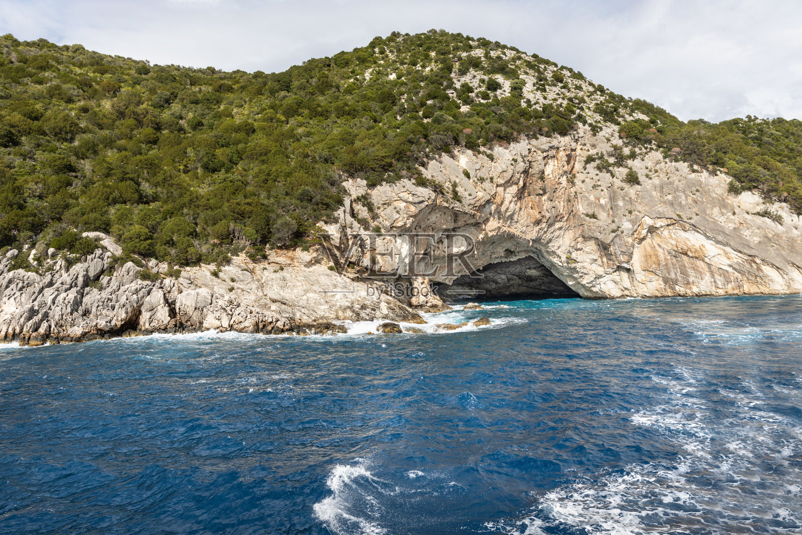 探索希腊莱夫卡达岛的Meganisi Papanikolis海洞，在尼德里附近乘船游览，蓝天和海浪照片摄影图片
