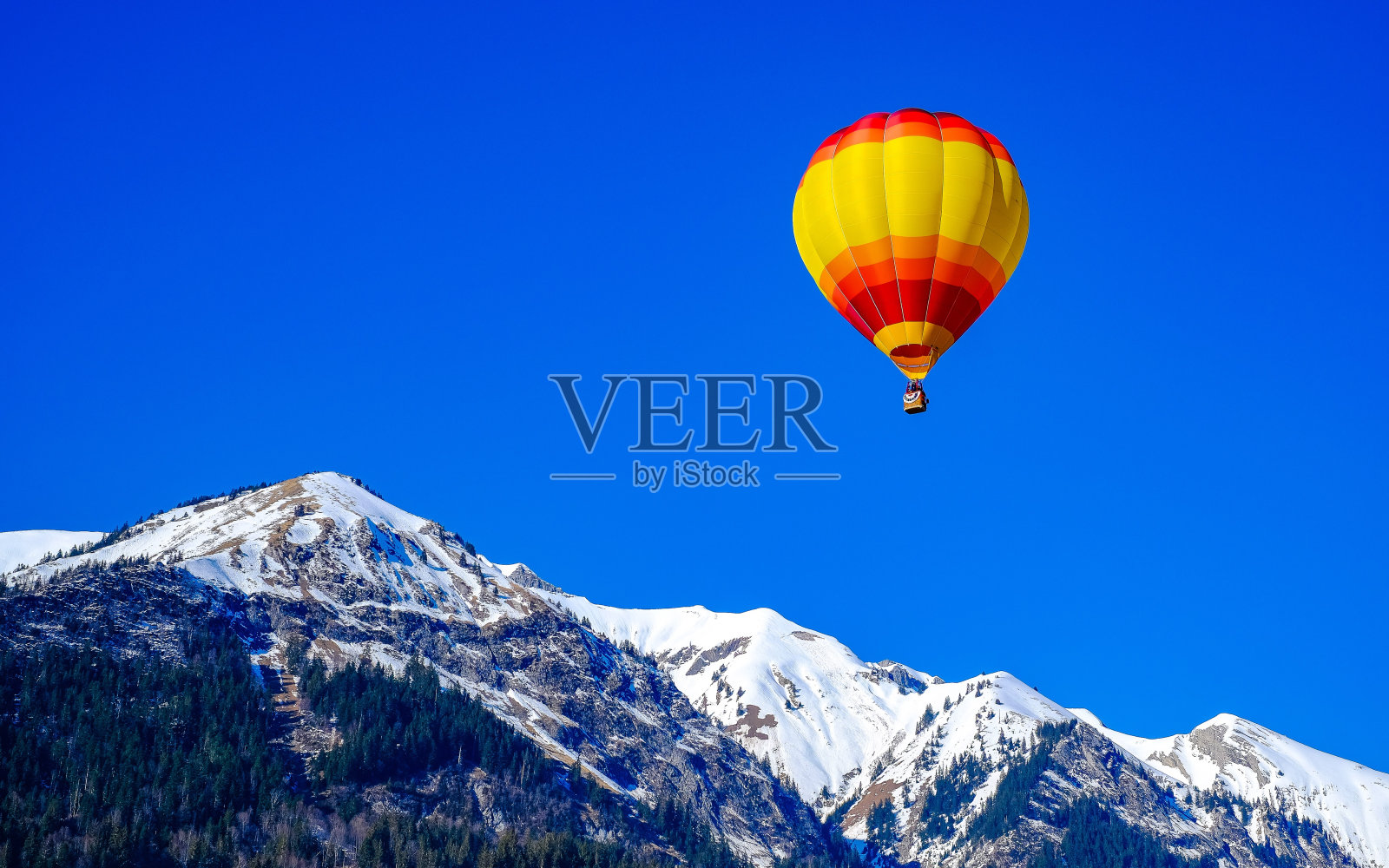 晴空下的热气球照片摄影图片