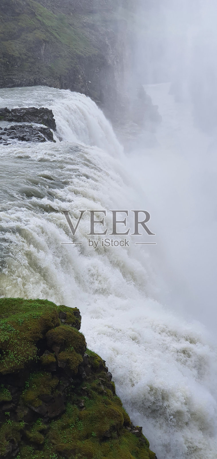 在多云的夏日，无人机鸟瞰冰岛的海鸥瀑布照片摄影图片