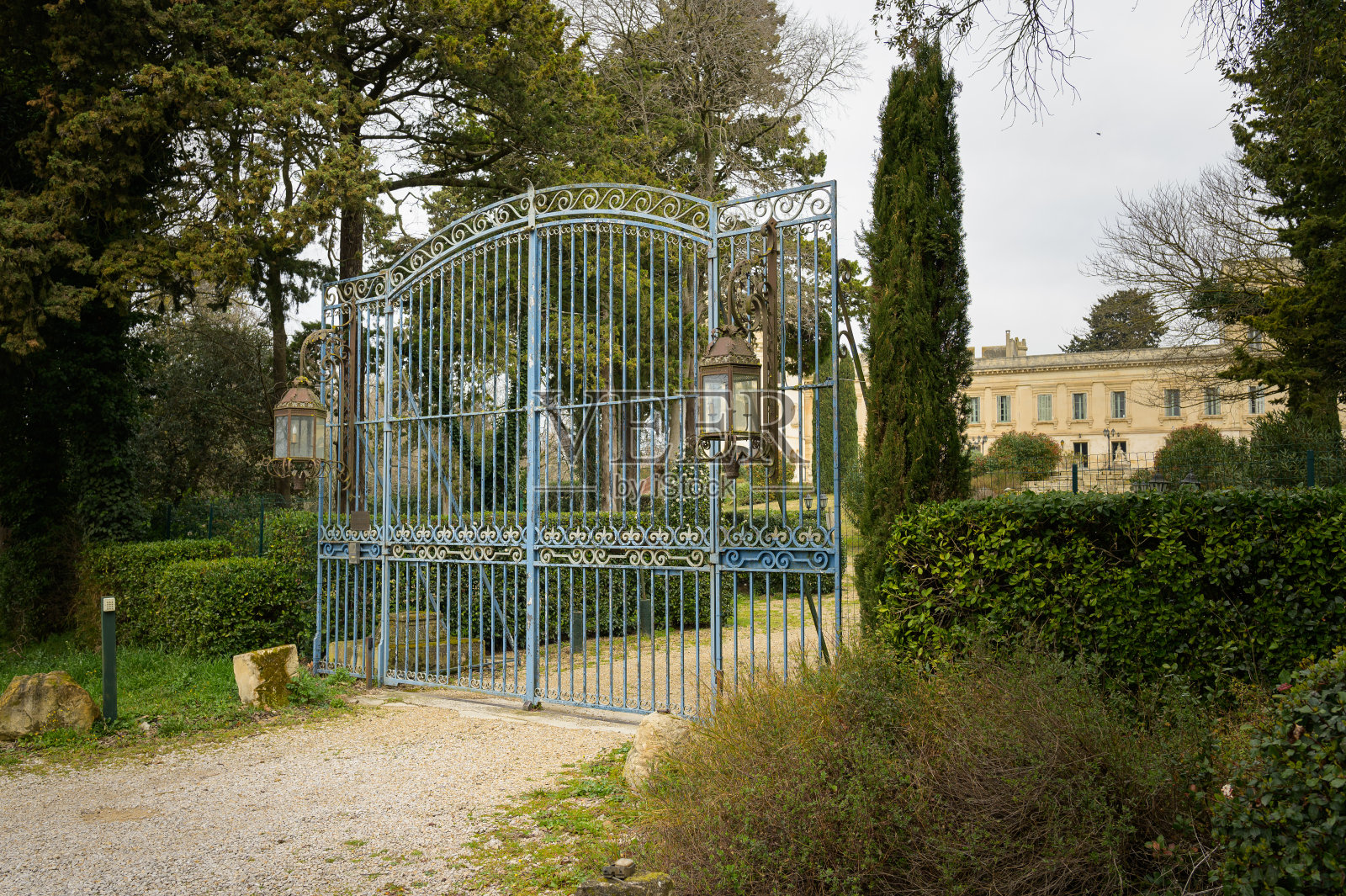 一座老房子的花园大门照片摄影图片