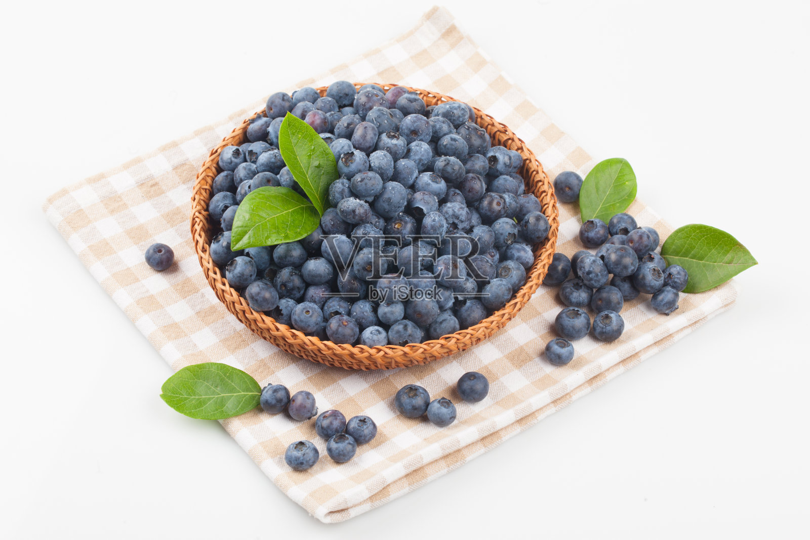 杜鹃花属的灌木果实呈浅蓝色或黑色，外面有白色粉末。它含有丰富的维生素C和铁，并且有酸甜的味道，所以它可以生吃或用作果酱或果汁。照片摄影图片