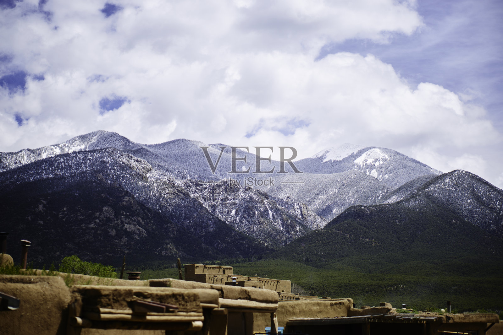 白雪皑皑的群山映衬着天空照片摄影图片