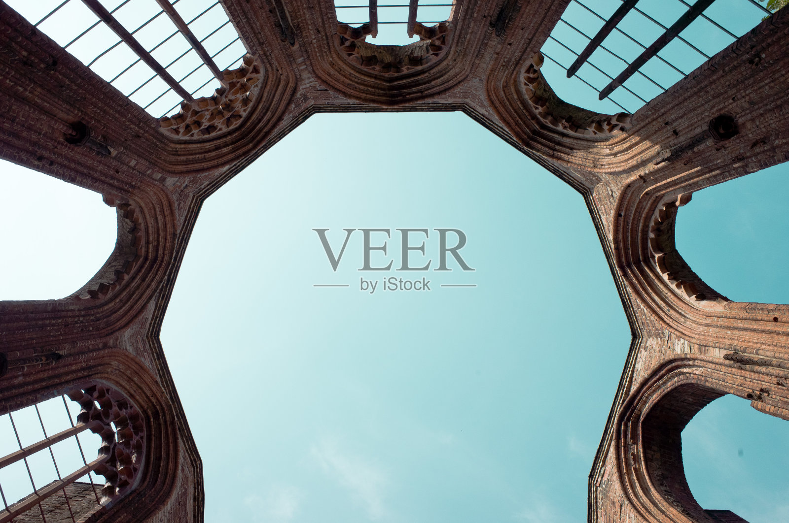 正下方的老废墟映衬着蓝天照片摄影图片