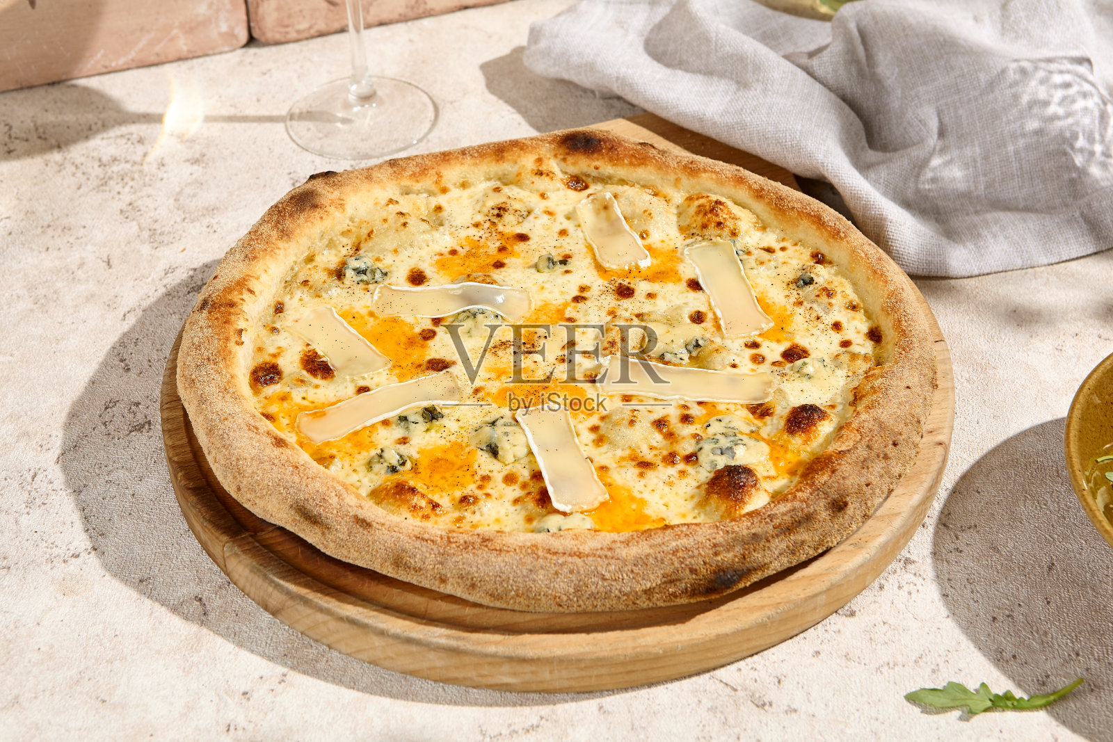 美味的四奶酪披萨在夏日阳光与阴影照片摄影图片