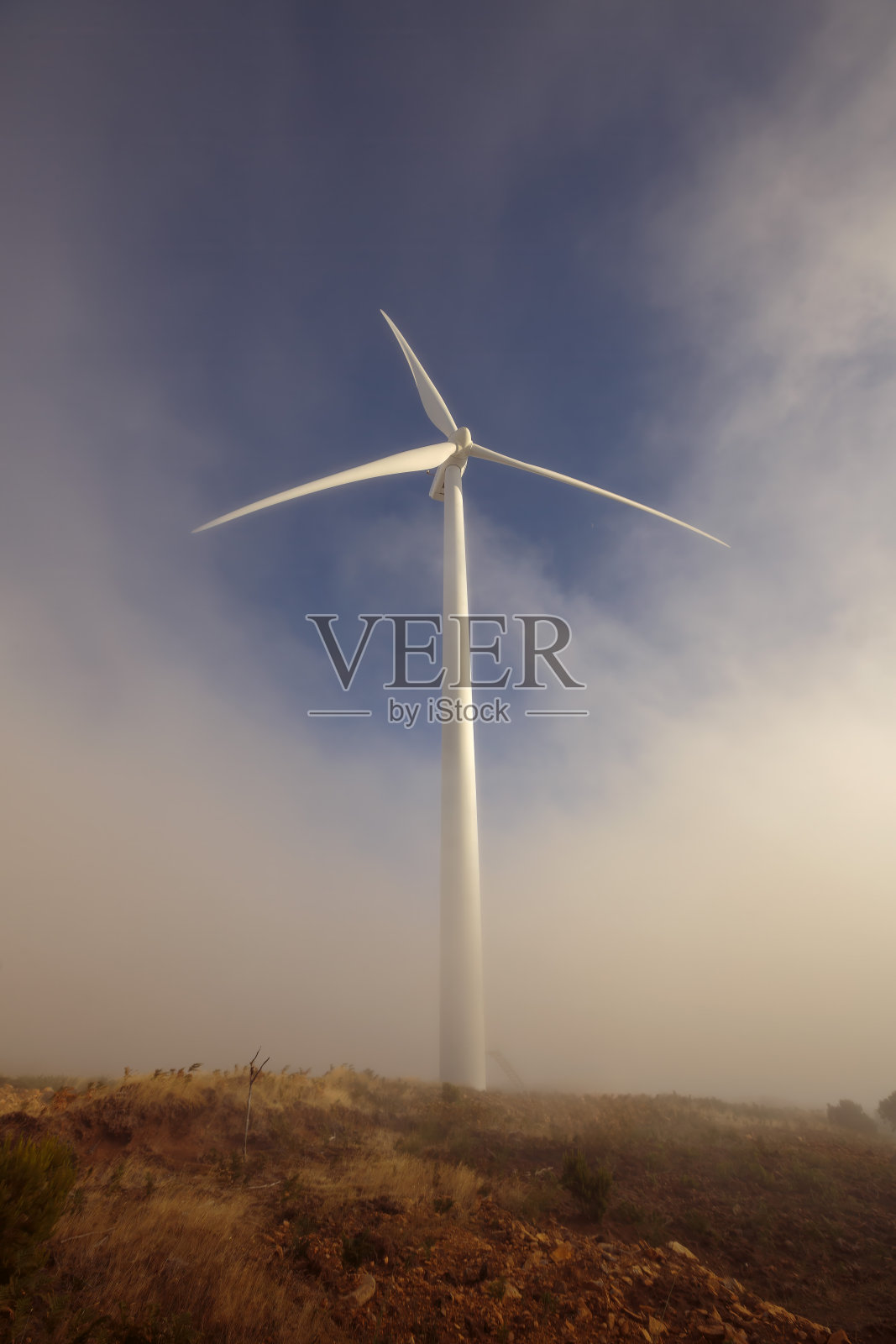 马德拉岛一座山上高高的云层上的风力涡轮机。可持续能源。照片摄影图片