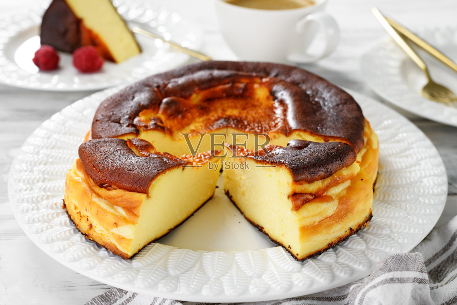 圣塞巴斯蒂安芝士蛋糕。照片摄影图片