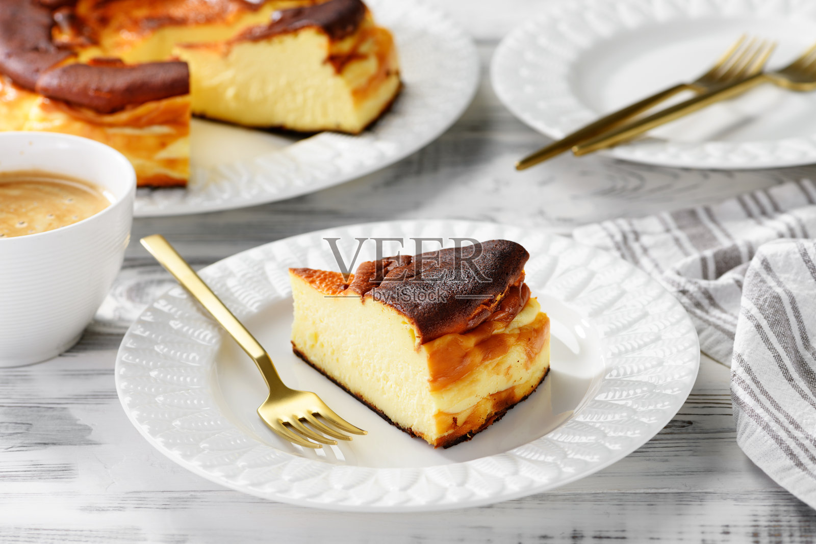 圣塞巴斯蒂安芝士蛋糕。照片摄影图片