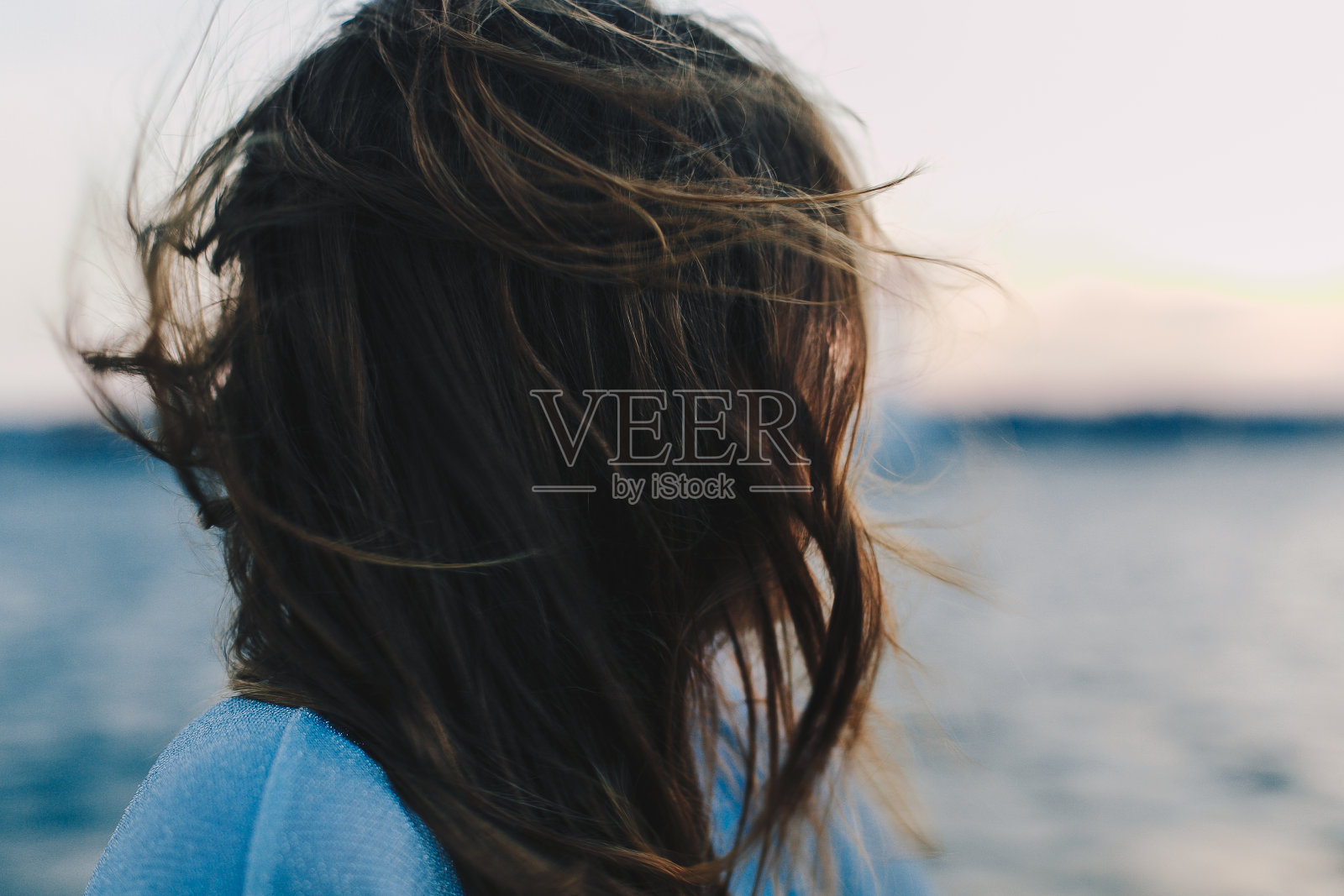 海滩上的女人对着天空照片摄影图片