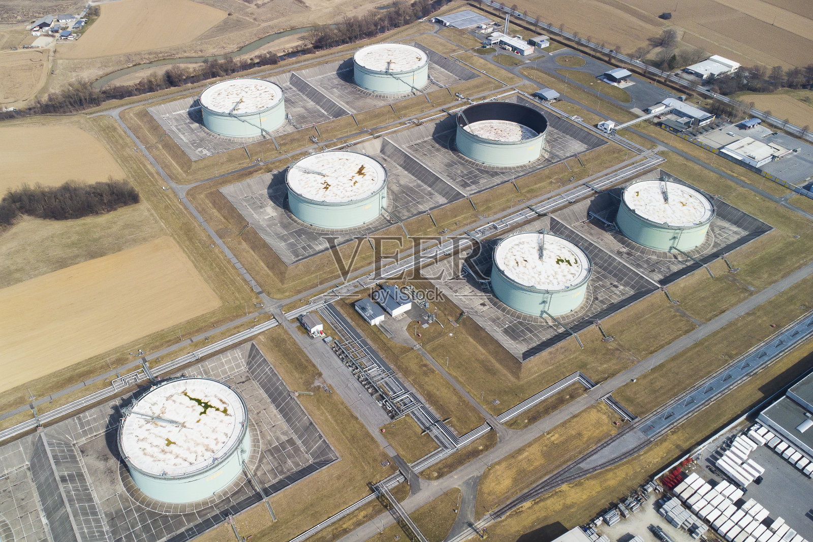 奥地利兰那赫的化石油储罐照片摄影图片