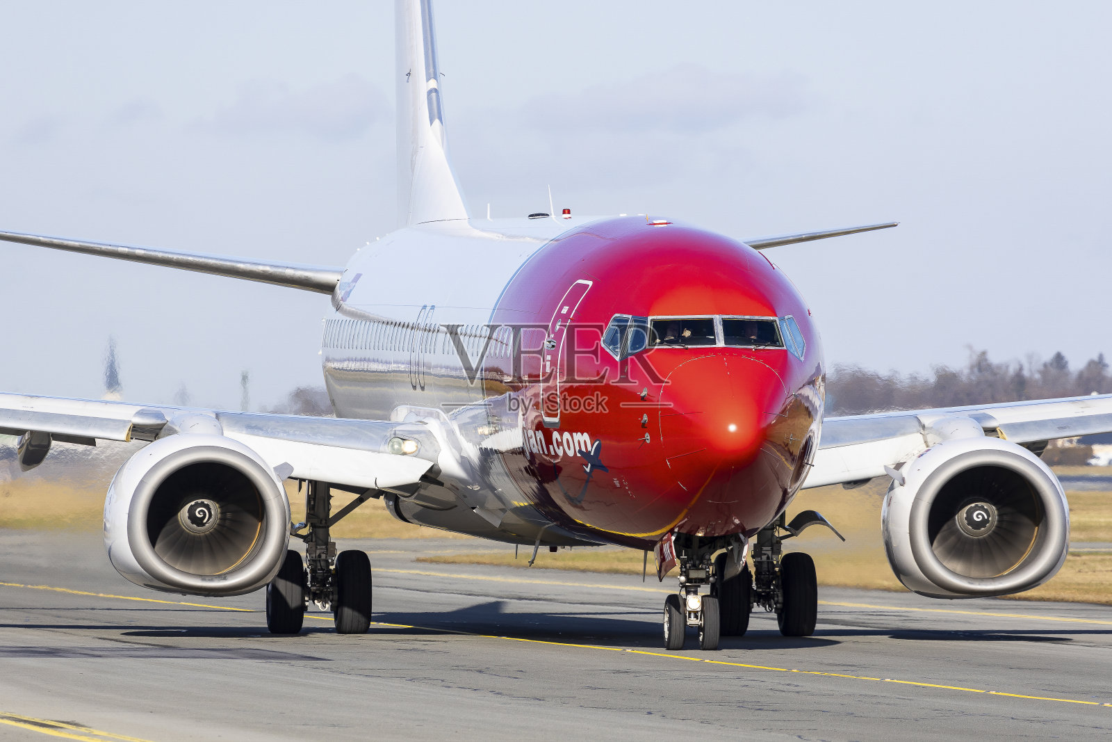 挪威航空公司的一架客机停在萨尔茨堡机场。航空和飞机。航空运输。飞啊飞。照片摄影图片