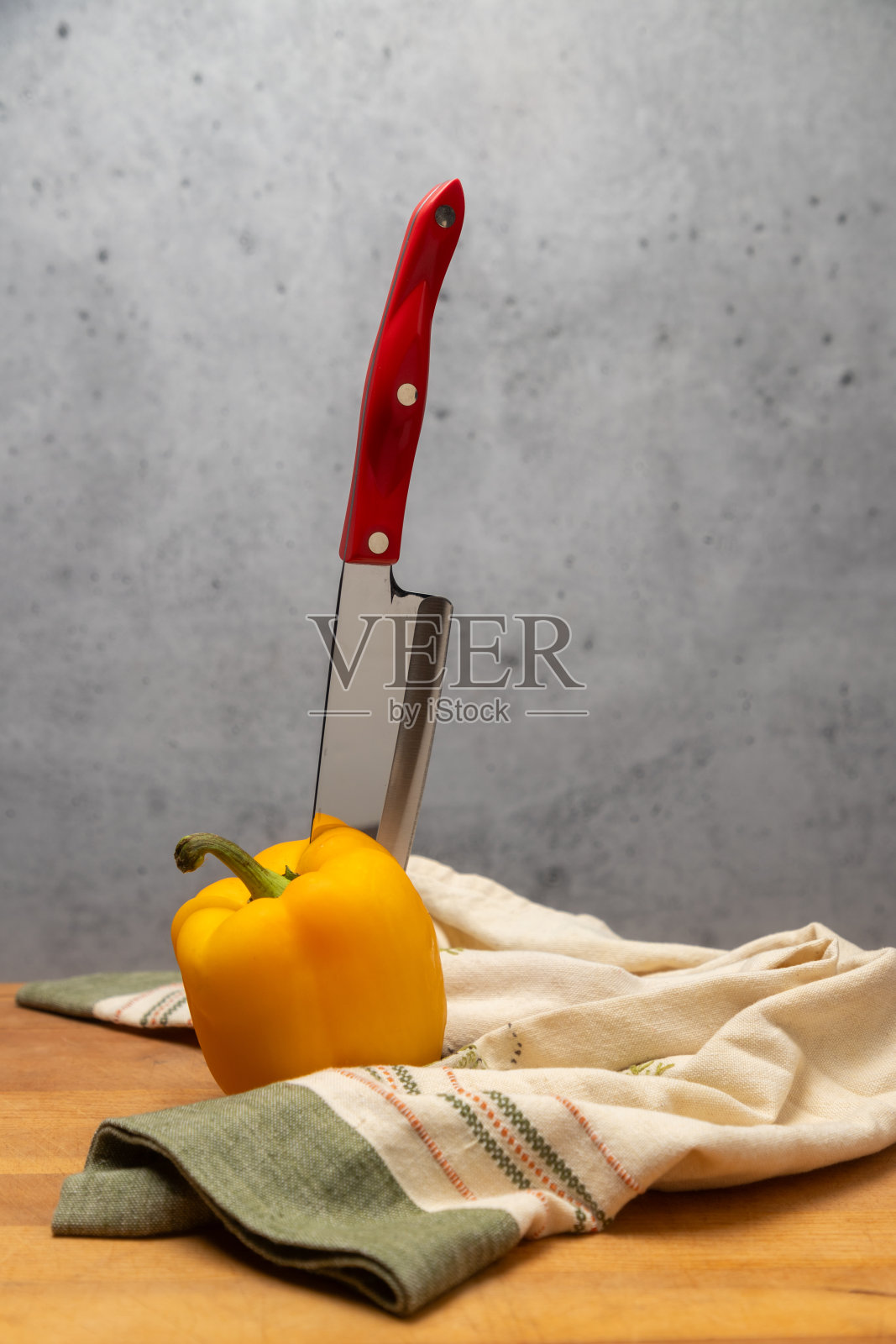 用三德刀切菜板上的黄甜椒照片摄影图片