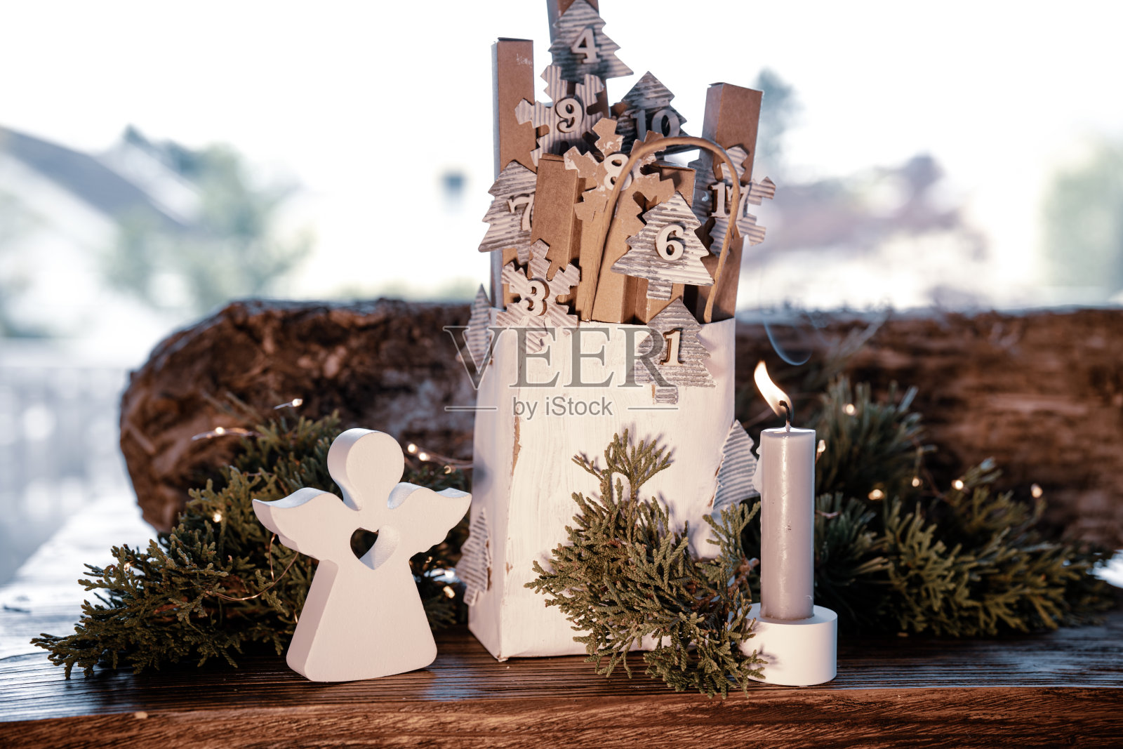 自制的纸板做成的降临节日历照片摄影图片