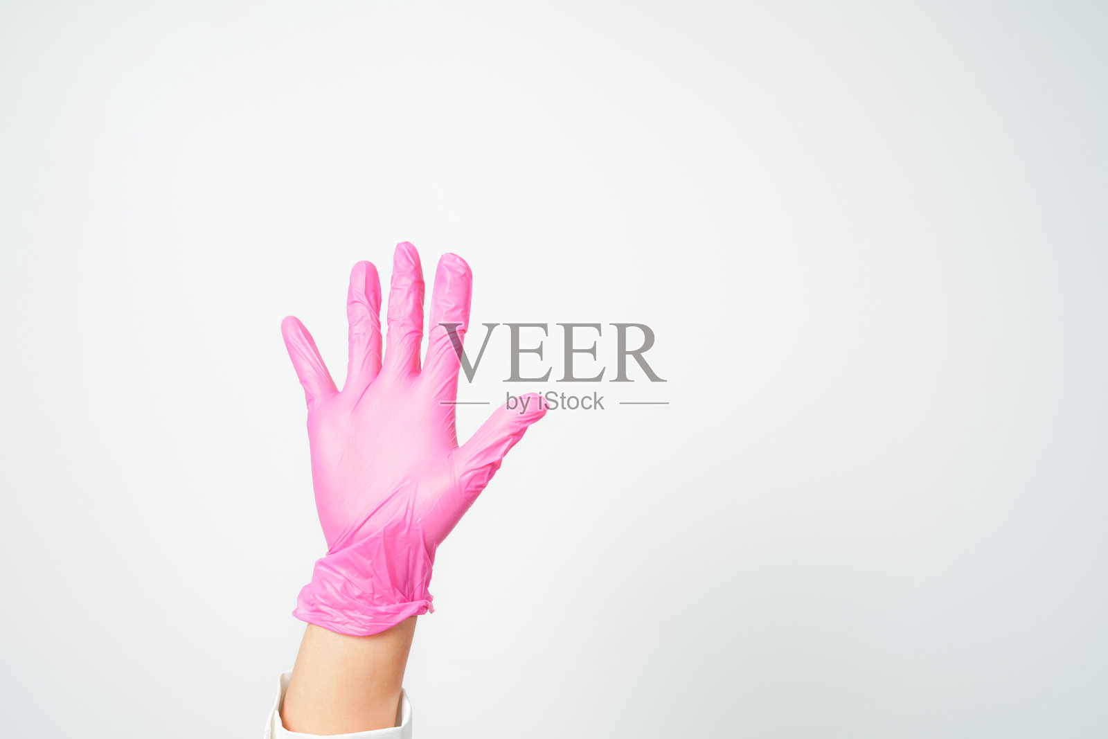 手势或标志用粉色一次性乳胶外科手套隔离照片摄影图片