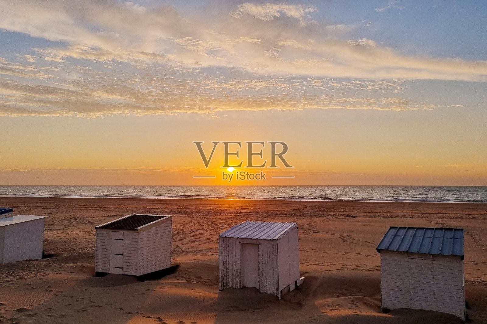 日落在海滩与海边小屋宁静的暑假场景旅游海报设计照片摄影图片