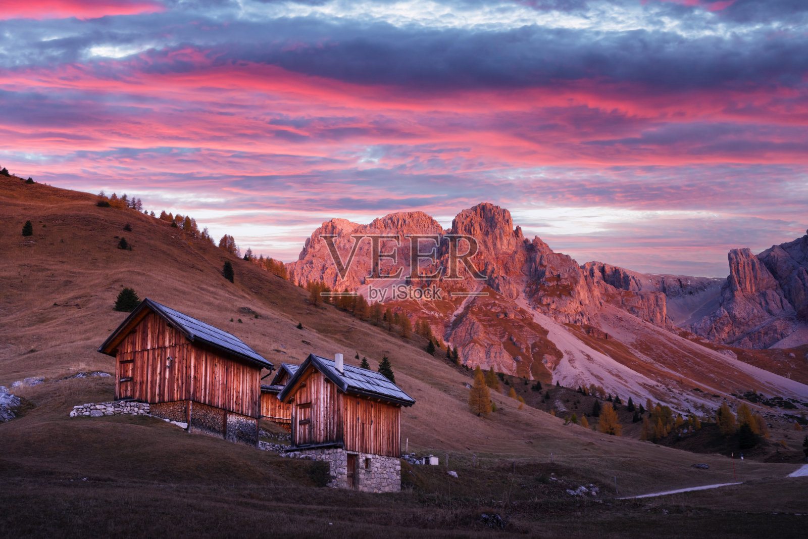 木屋、橙色落叶松和山峰照片摄影图片