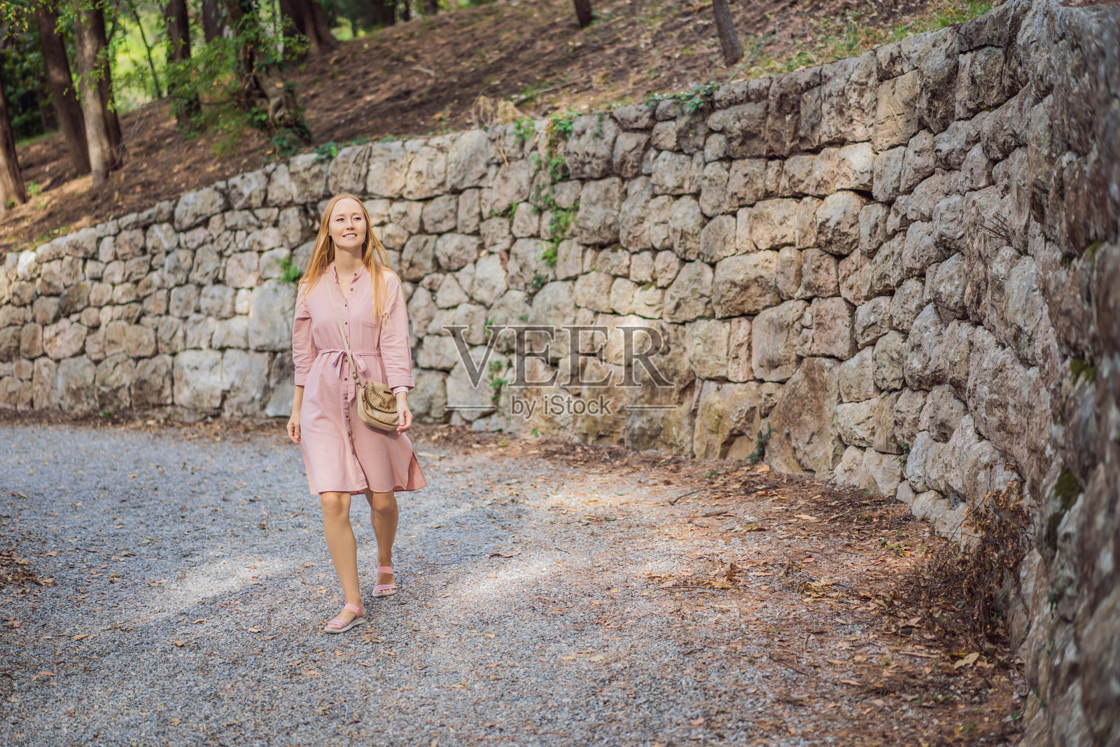 女游客一起走在黑山。美丽的绿色皇家公园Milocer夏季全景景观在亚得里亚海，黑山海岸照片摄影图片