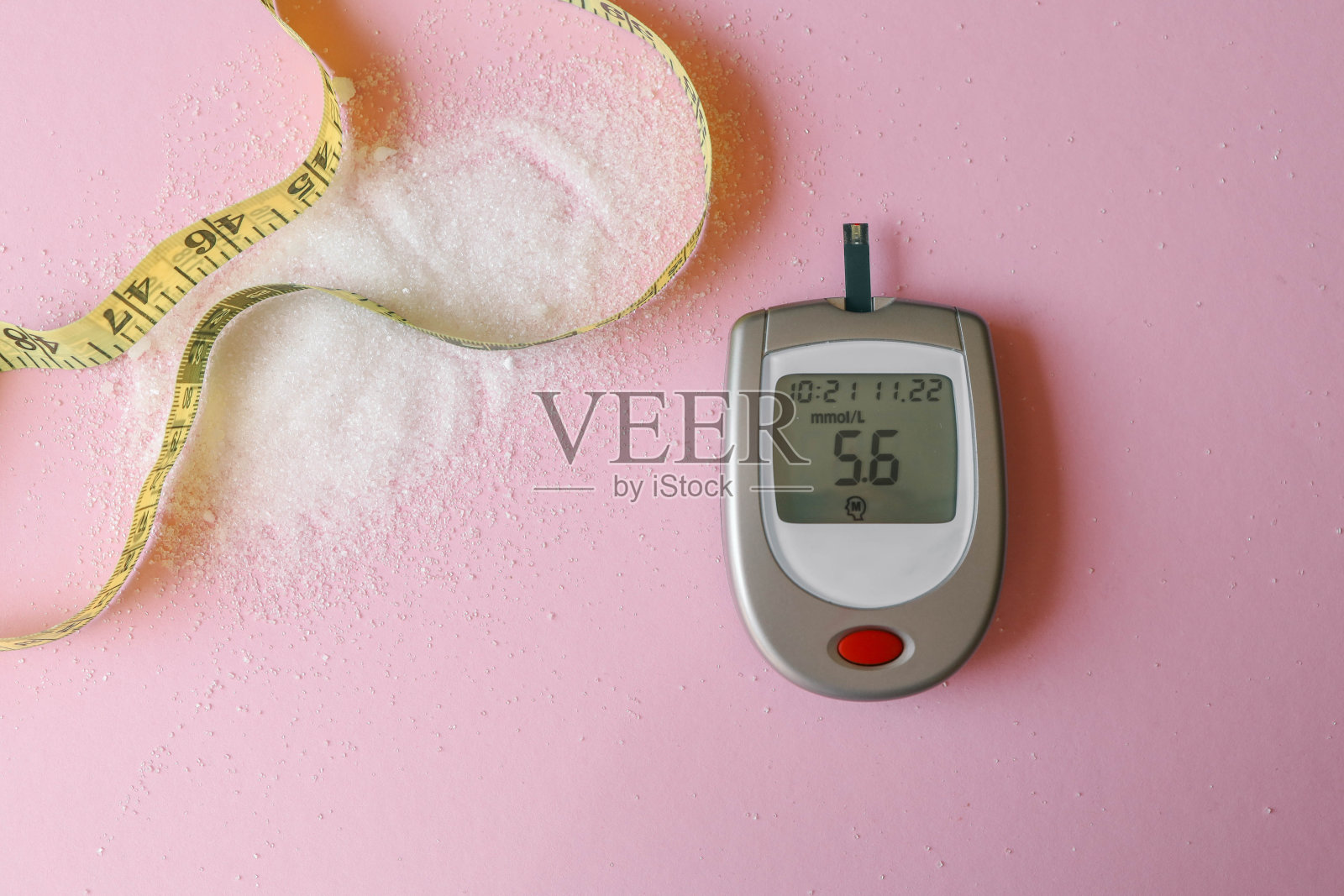 糖水平测量工具和卷尺在桌子上，减肥的概念照片摄影图片