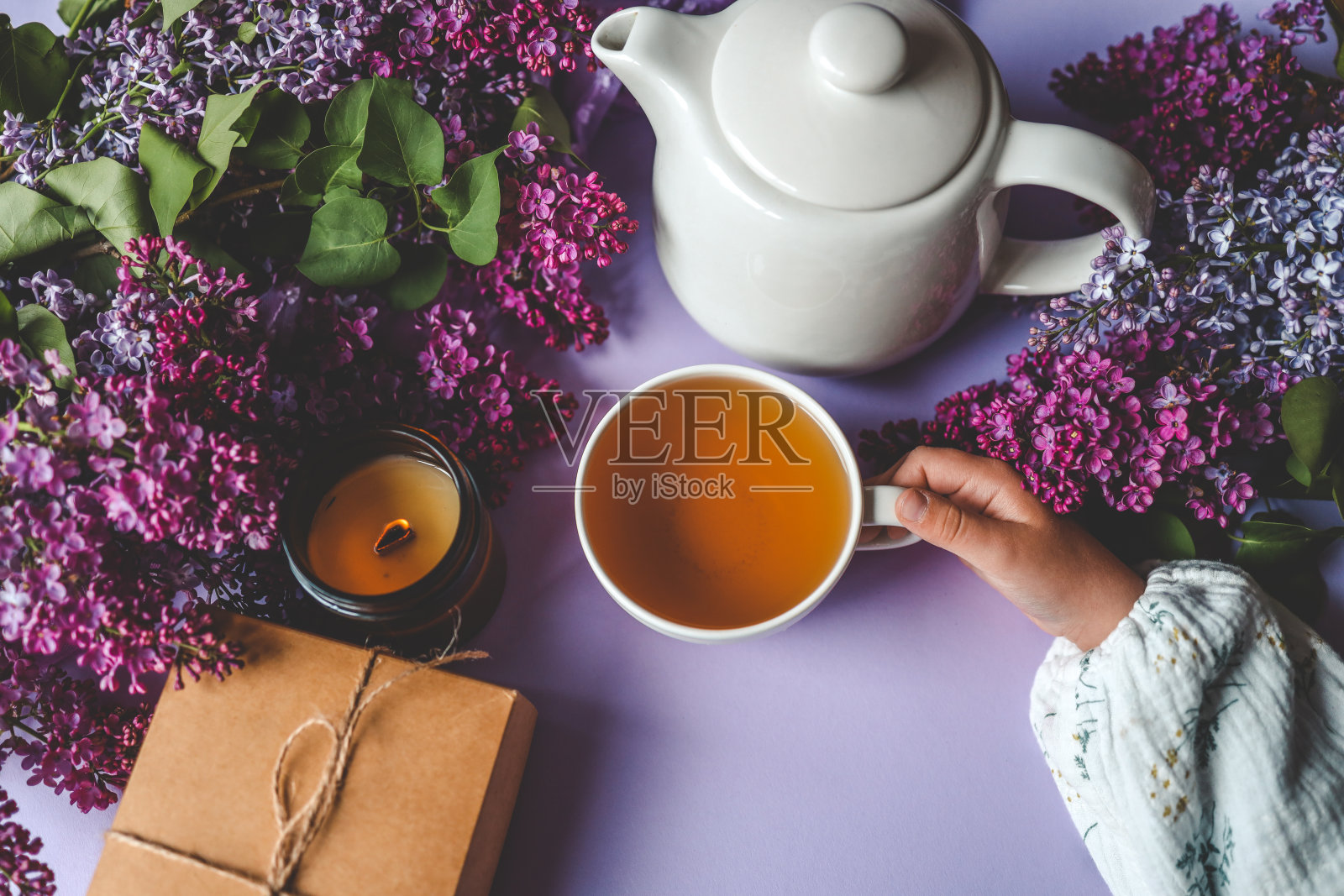 一杯花草茶和一束紫丁香照片摄影图片