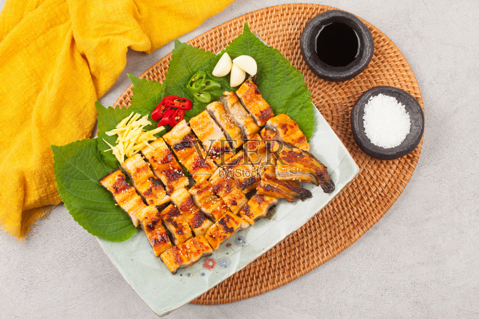 淡水鳗鱼是鳗鱼科的一种淡水鱼。它是黄色或黑色和腹部是银白色。照片摄影图片