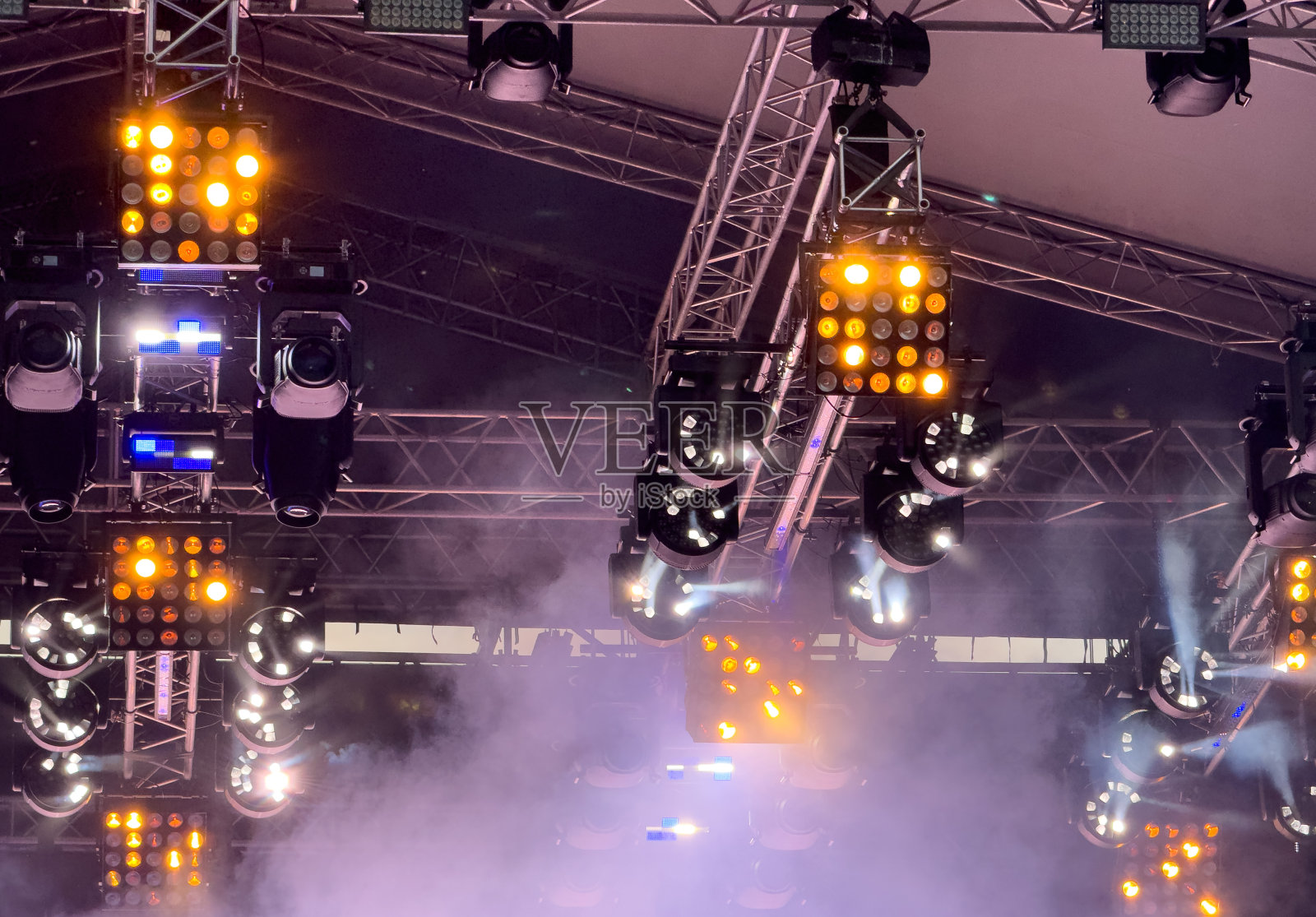 舞台上聚光灯发出的光。背景照片摄影图片