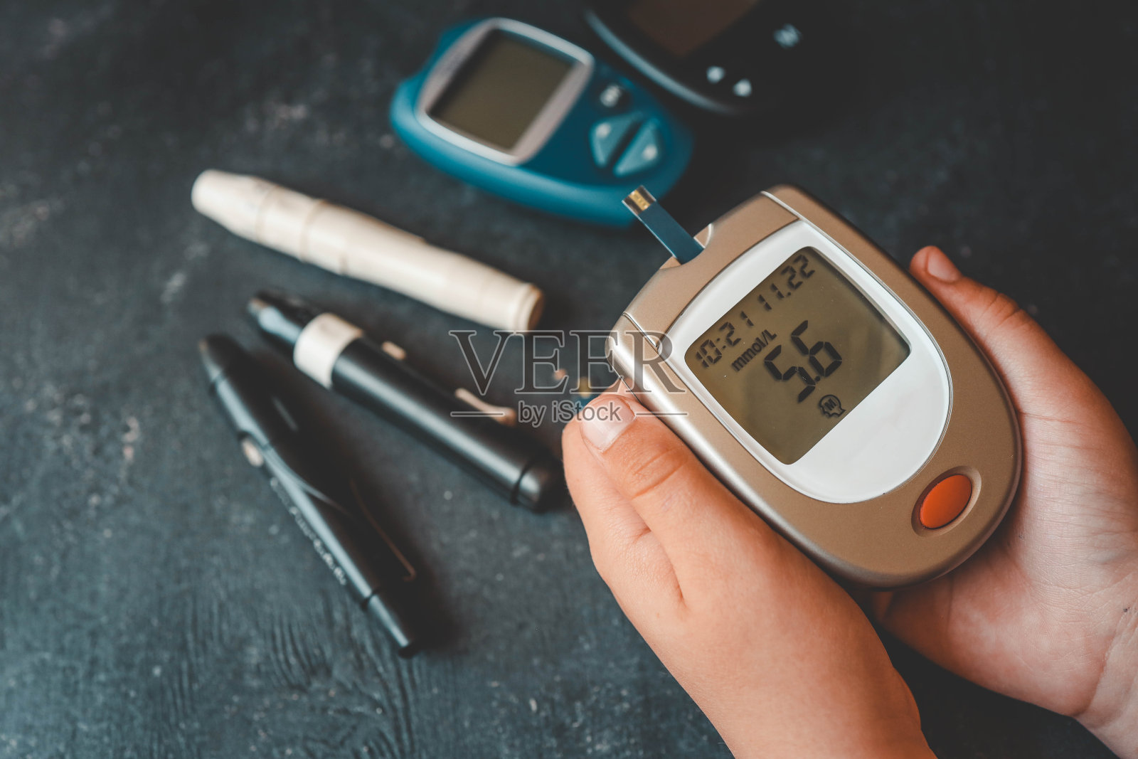 用血糖仪检测高血糖的女性手特写照片摄影图片