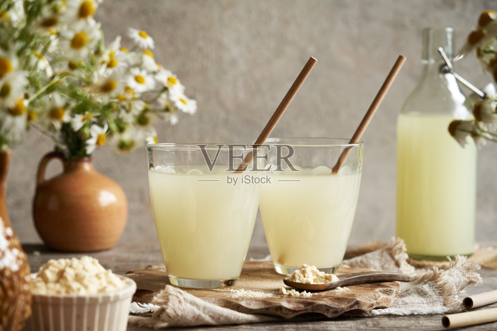 桌上放着两杯新鲜乳清照片摄影图片