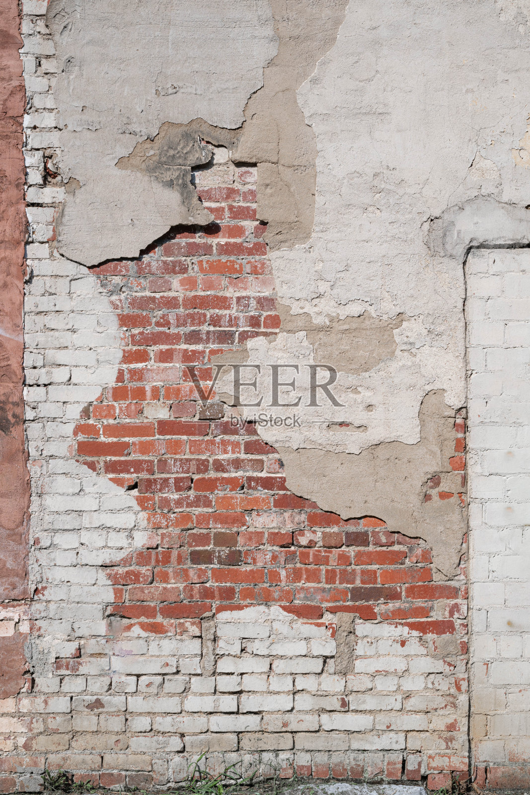 空旧的泥红色砖墙背景石。抽象的，画的心疼表面。带有复制空间的破旧建筑立面。照片摄影图片