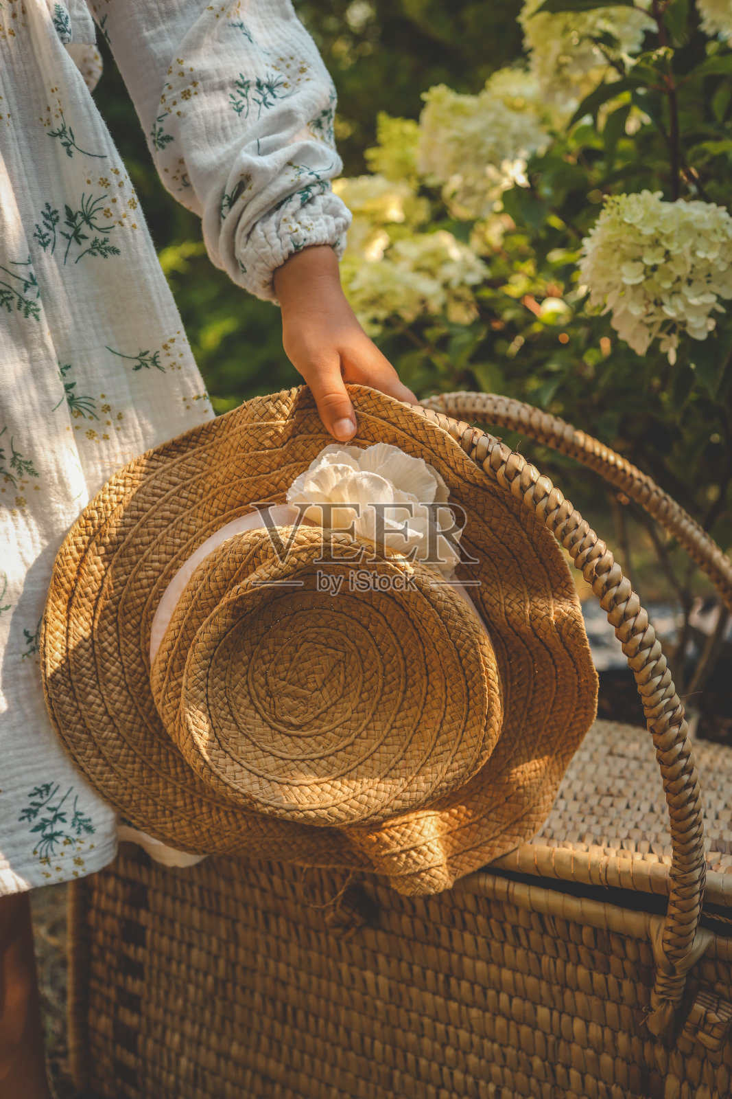 柳条篮子和帽子，夏日心情照片摄影图片