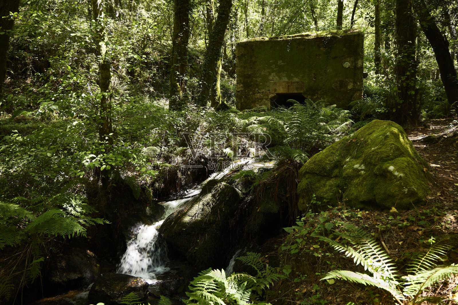 旧河磨修复，目前不再使用废弃，照片摄影图片
