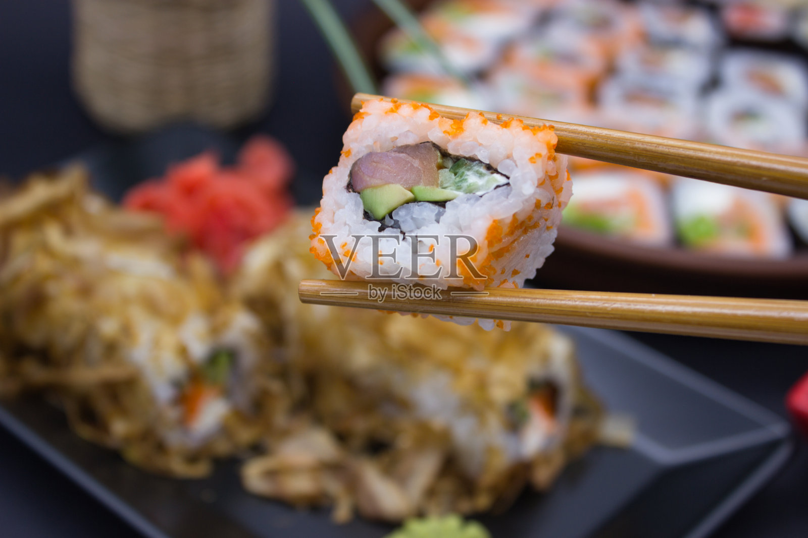 用筷子选择寿司照片摄影图片