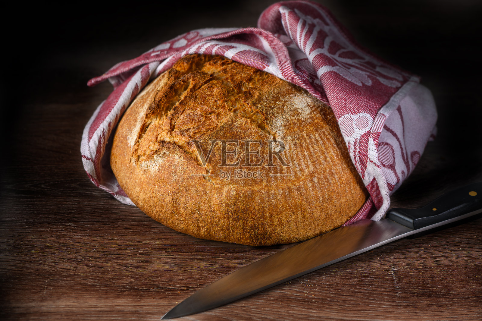 在木头质朴的餐桌上自制的手工面包照片摄影图片