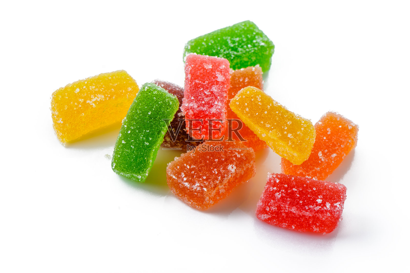 甜橘子酱背景。白色背景上的多色果酱照片摄影图片