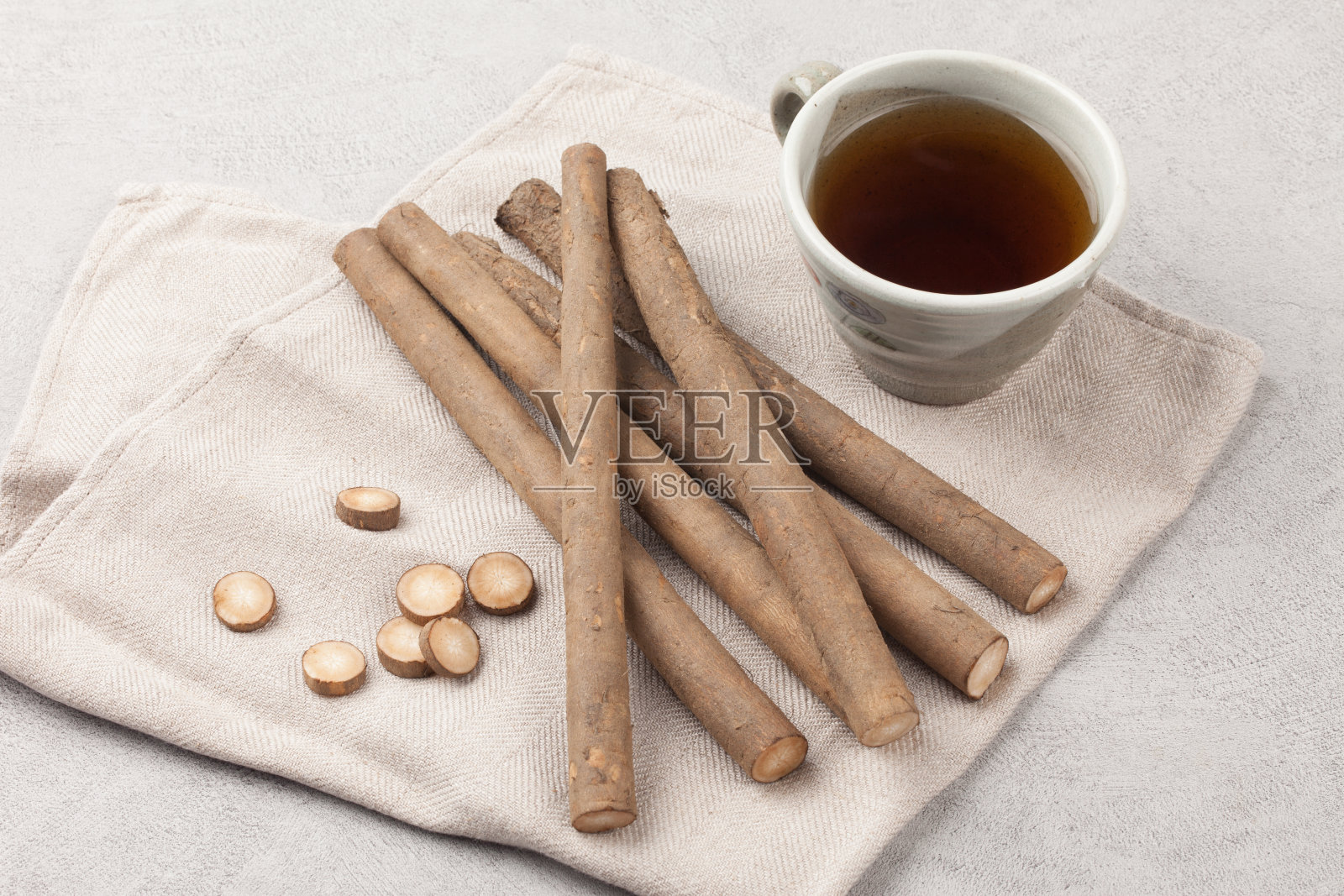 牛蒡是菊科的二年生植物。叶片互生，根叶簇生，几乎呈心形。照片摄影图片